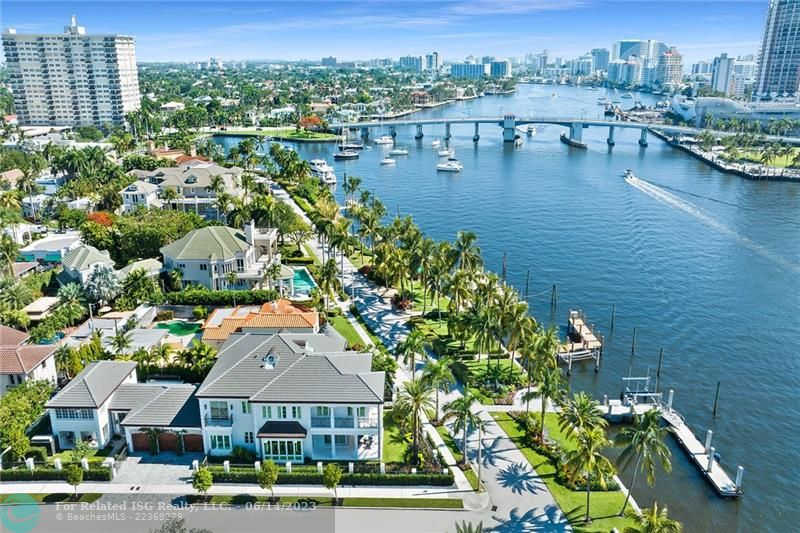 Prestigious Idlewyld Drive!  Ever-changing views and vibrant boating activity!  No view is ever the same!  VIP viewing from the privacy of your home; 4th of July, Boat Parade, and the Ft. Lauderdale International Boat Show, just to name a few!