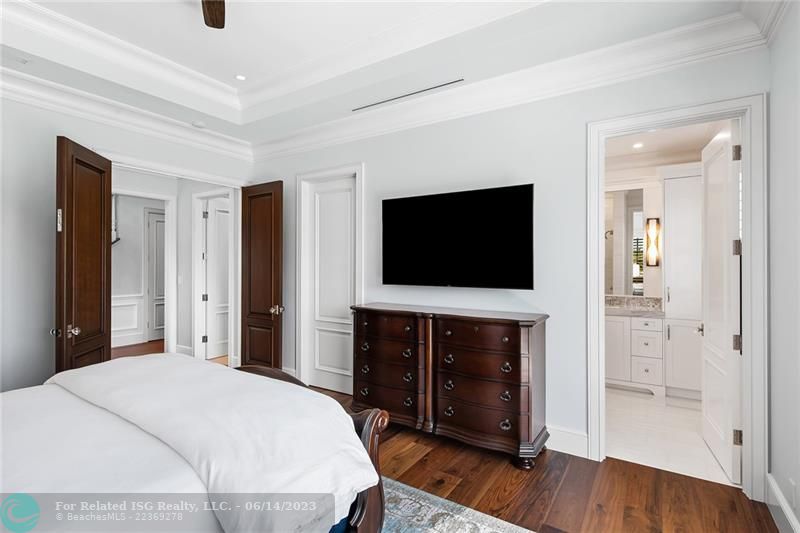 Vaulted ceiling and molding add character to this bright and airy, ensuite guest room!