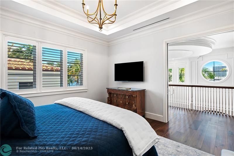This guest room offer dual pocket doors and peek a boo intracoastal views!