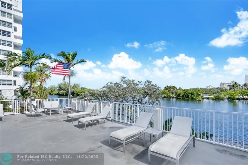 Sundeck overlooking the Middle River