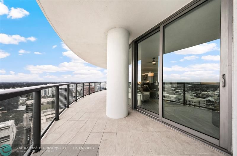 A little over 400 sq ft off the wrap-around balcony for amazing views + plenty of space for entertaining & al fresco dining!