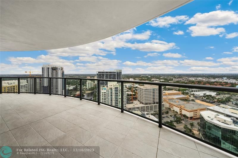 A little over 400 sq ft off the wrap-around balcony for amazing views + plenty of space for entertaining & al fresco dining!