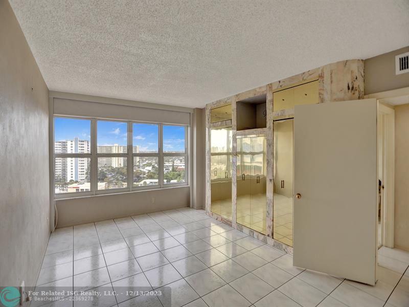 Wall unit closets