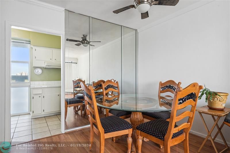 Breakfast area to enjoy balcony views.