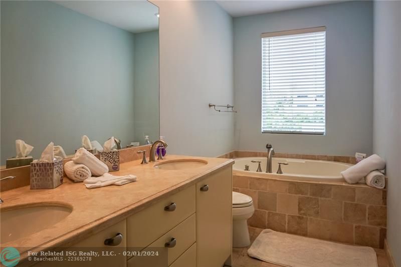 Master bath with tub