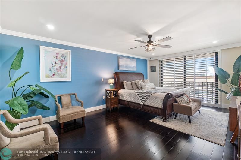 Primary bedroom w/ sitting area