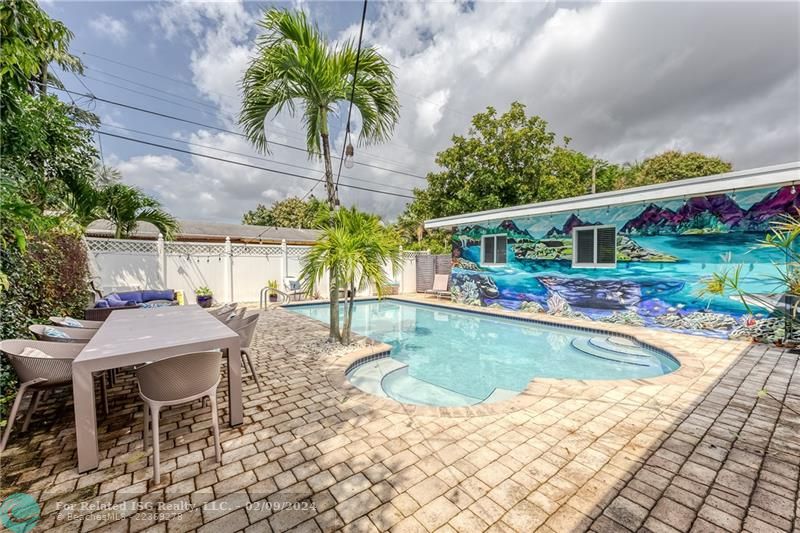 Fenced Private Oasis with Heated Pool/ BBQ/ Outdoor Dining Table. Pool Lounges & Beach Supplies