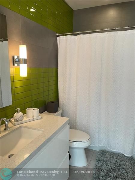 Full Bathroom #3 Shower/Tub Combo