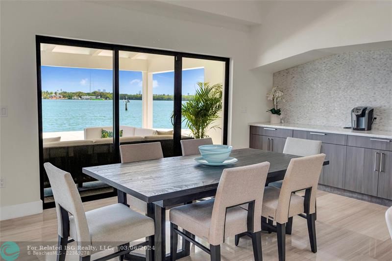 Casual Dining area overlooking the Bay