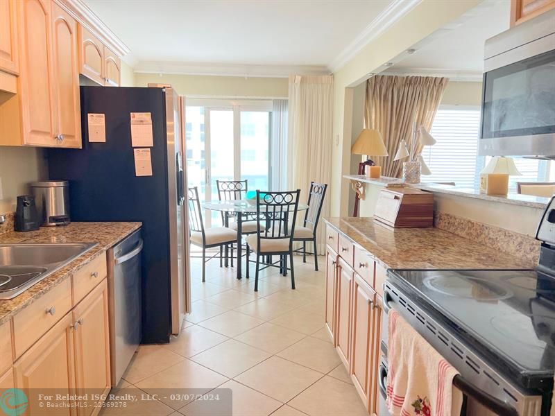 BIG OPEN KITCHEN WITH ALL STAINLESS STREEL APPLIANCES AND EAT-IN KITCHEN