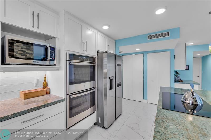 Chefs Dream - Double Ovens! Pantry across the hall.