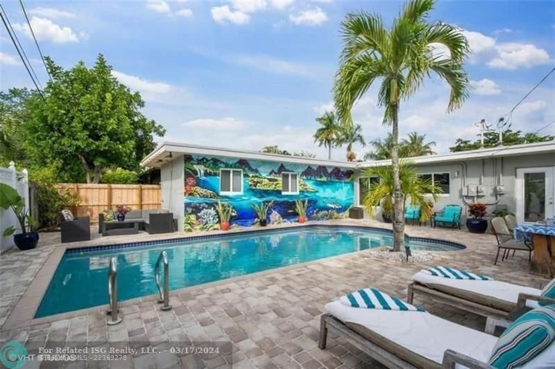 Fenced Private Oasis with Heated Pool/ BBQ/ Outdoor Dining Table. Pool Lounges & Beach Supplies