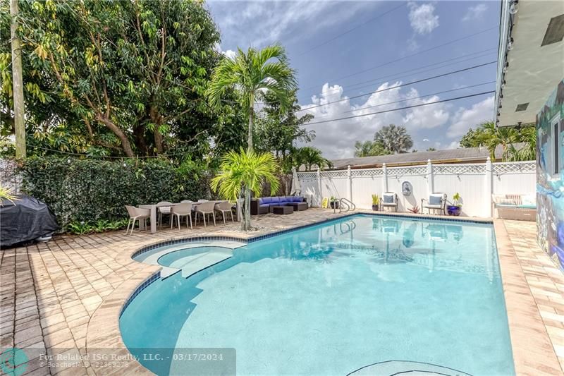 Fenced Private Oasis with Heated Pool/ BBQ/ Outdoor Dining Table. Pool Lounges & Beach Supplies