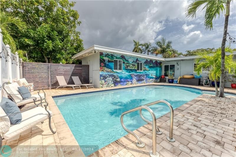 Fenced Private Oasis with Heated Pool/ BBQ/ Outdoor Dining Table. Pool Lounges & Beach Supplies