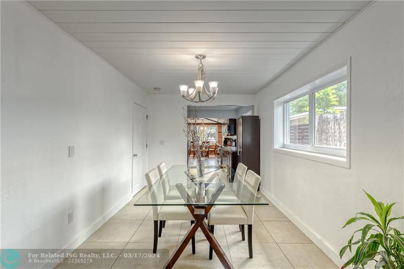 Main House Elegant dining table