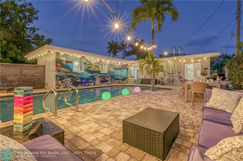 Fenced Private Oasis with Heated Pool/ BBQ/ Outdoor Dining Table. Pool Lounges & Beach Supplies