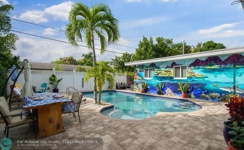 Fenced Private Oasis with Heated Pool/ BBQ/ Outdoor Dining Table. Pool Lounges & Beach Supplies