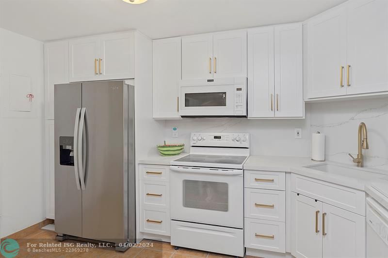 Custom Cabinetry with Quartz Counter and Backsplash