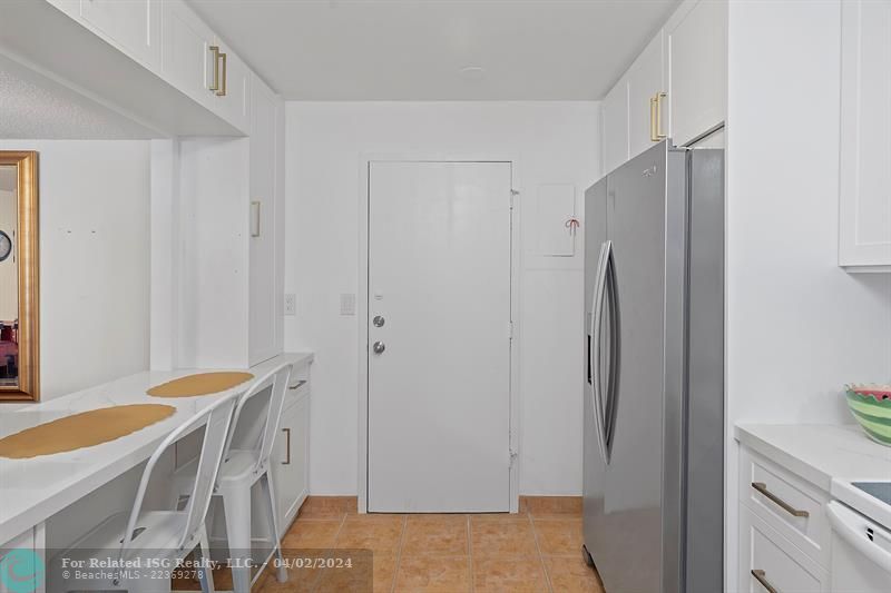 Renovated Kitchen & Breakfast Bar, Porcelain Tile Flooring