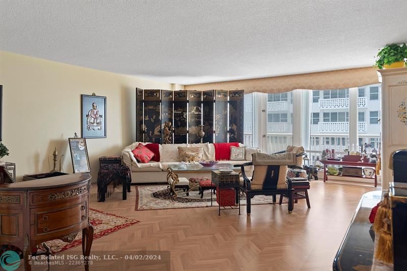 Spacious Living Room - Plank Laminate Flooring throughout the Living Room, Dining Room and Hallway