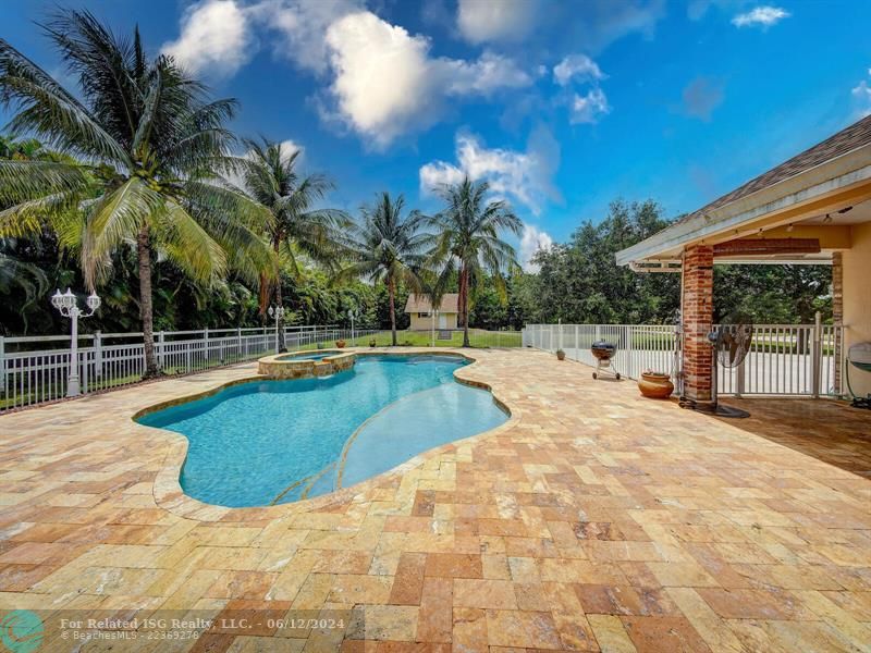 Gorgeous teavertine pool deck