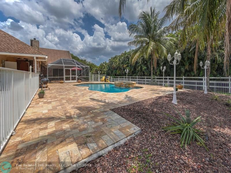 Gorgeous teavertine pool deck