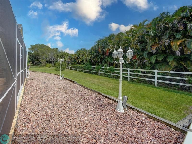 Gorgeous teavertine pool deck