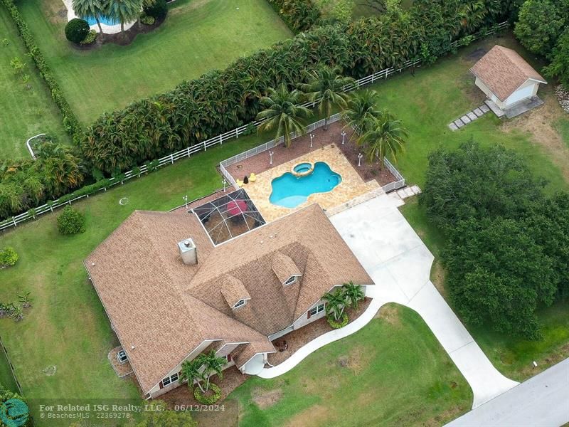 Gorgeous teavertine pool deck