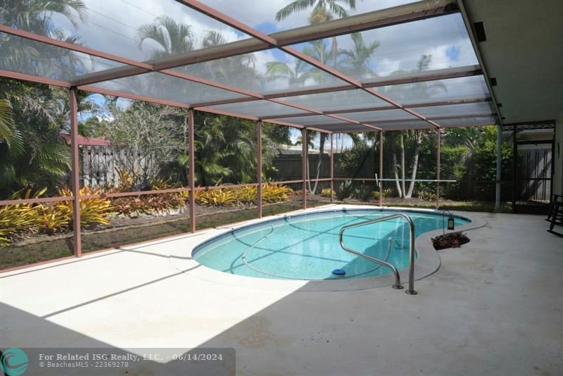 Screened Enclosed Pool Patio Approx 40'x18'