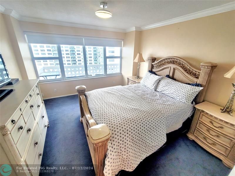 Bright & spacious, view to the ocean from bed