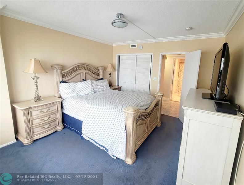 Bright & spacious, view to the ocean from bed