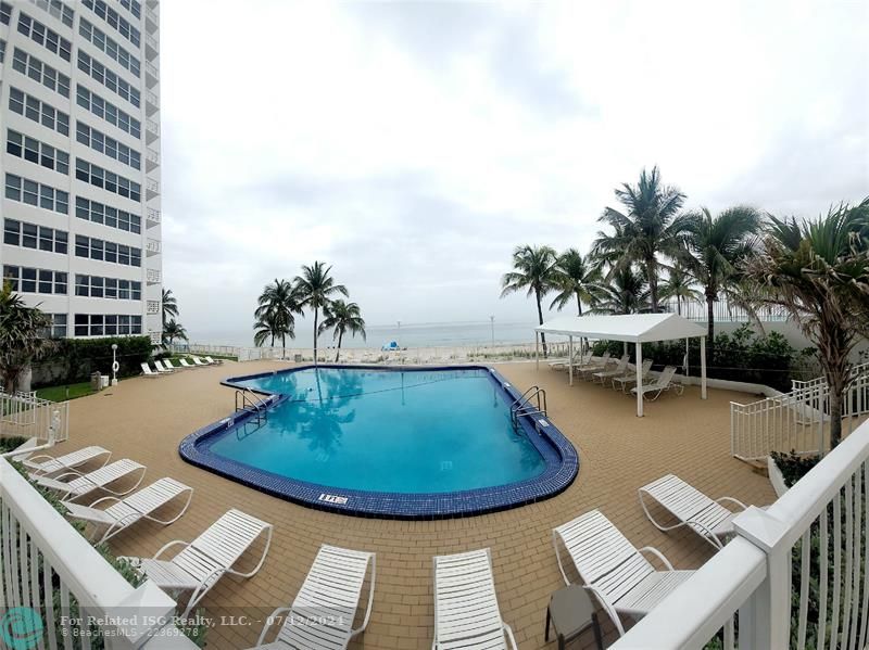 Heated pool facing the ocean