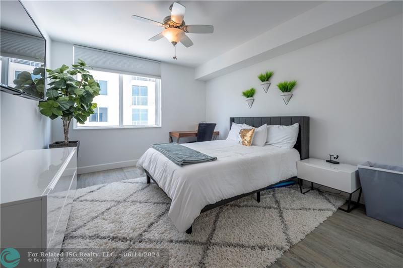 Guest bedroom with ensuite bath