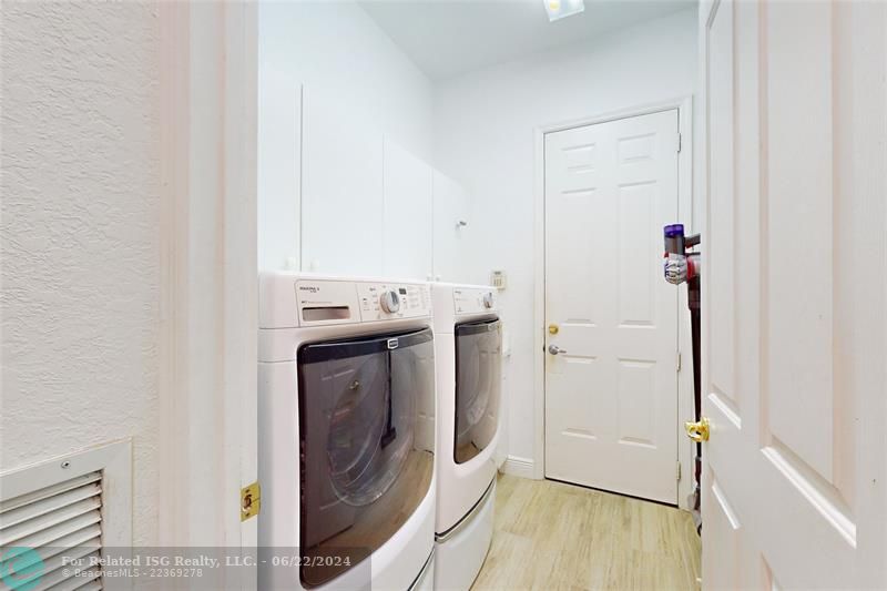 Laundry room w utility sink