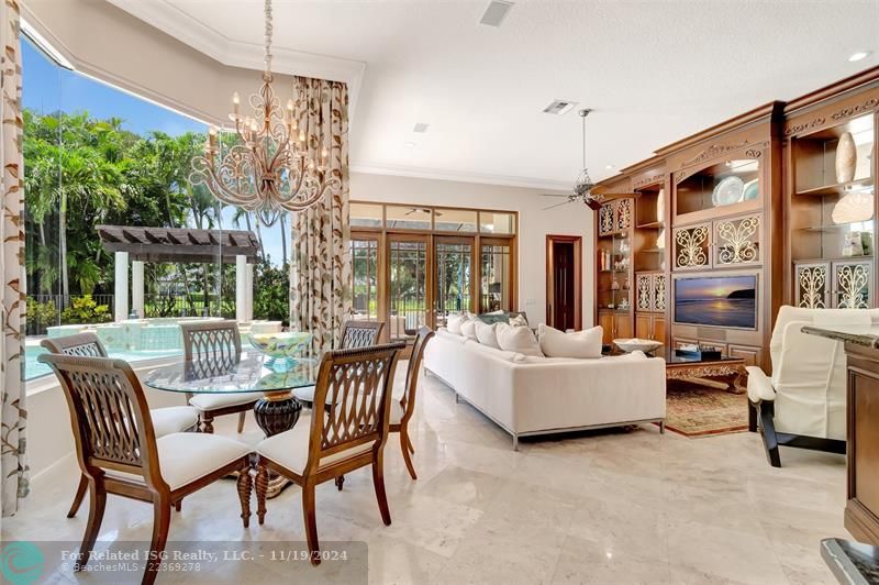 Gorgeous Dining Nook that Offers a Cozy Spot For Taking in the Picturesque Scenery