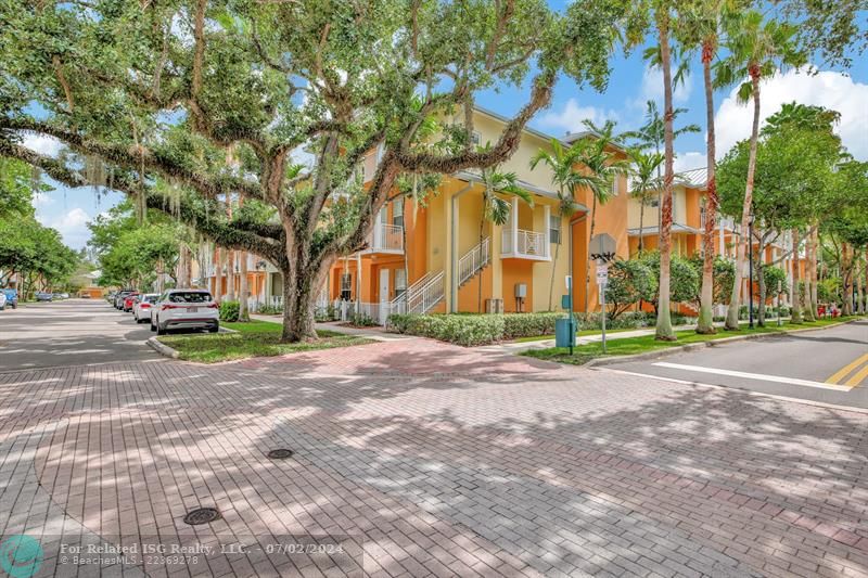 Gorgeous Key West like architecture and Live Oaks