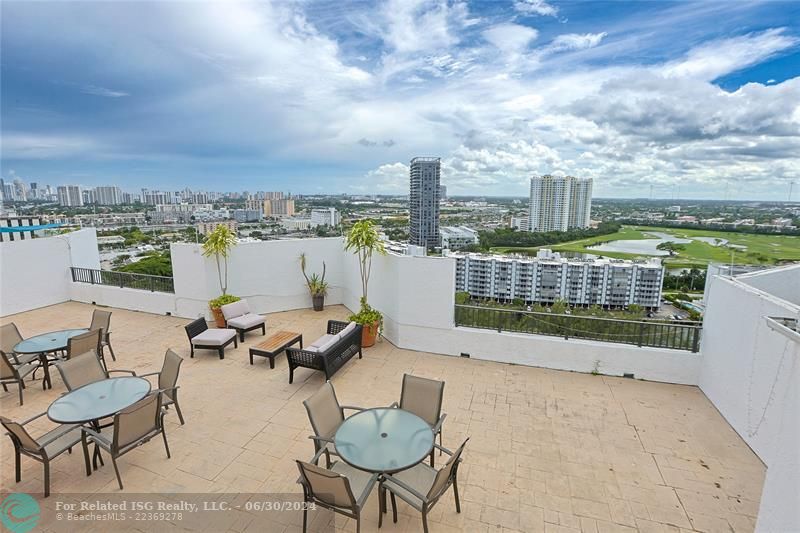 Rooftop deck, great for entertaining.