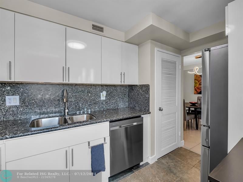 GRANITE COUNTERTOP AND BACKSPLASH