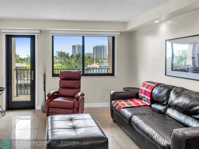 BRIGHT LIVING ROOM PATIO FACING SOUTH