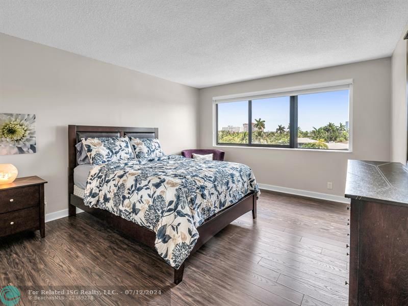 BEDROOM / LAMINATED WOOD FLOOR