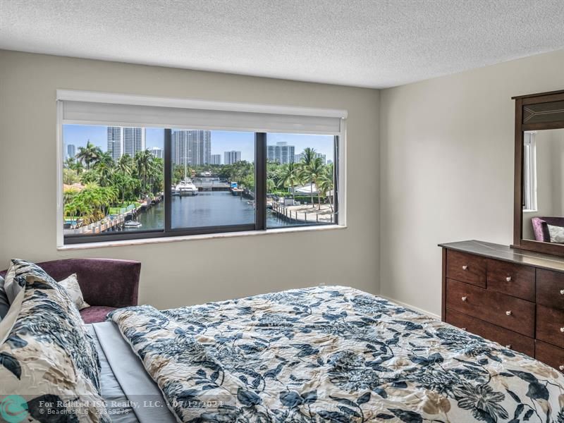 BEDROOM FACING THE WATER