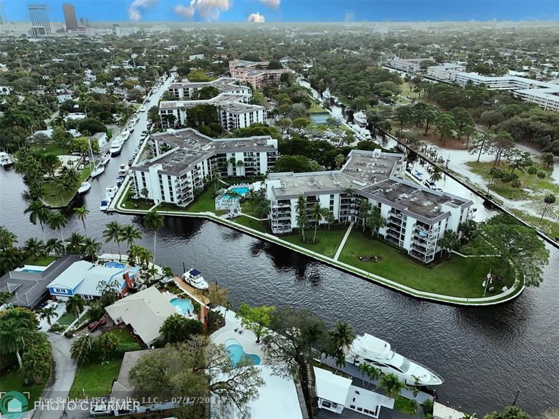 River Reach, is a twenty-two acre, private, gated island community located directly on the New River in the city!