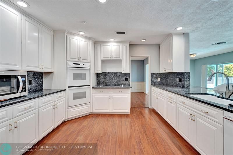 Spacious family kitchen for entertaining!