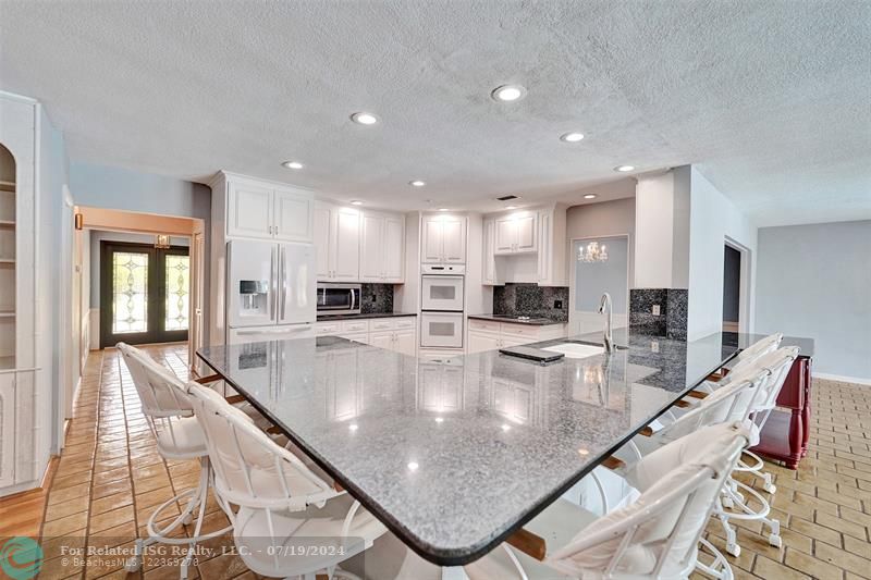 Spacious family kitchen for entertaining!