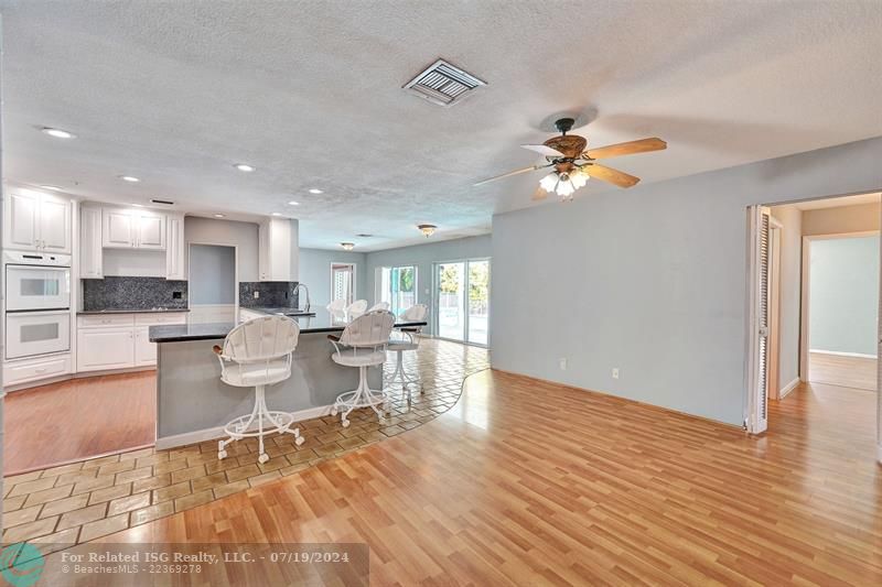 Spacious family kitchen for entertaining!