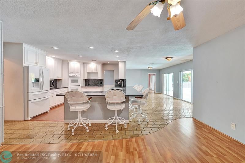 Spacious family kitchen for entertaining!