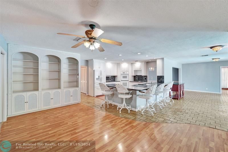 Spacious family kitchen for entertaining!