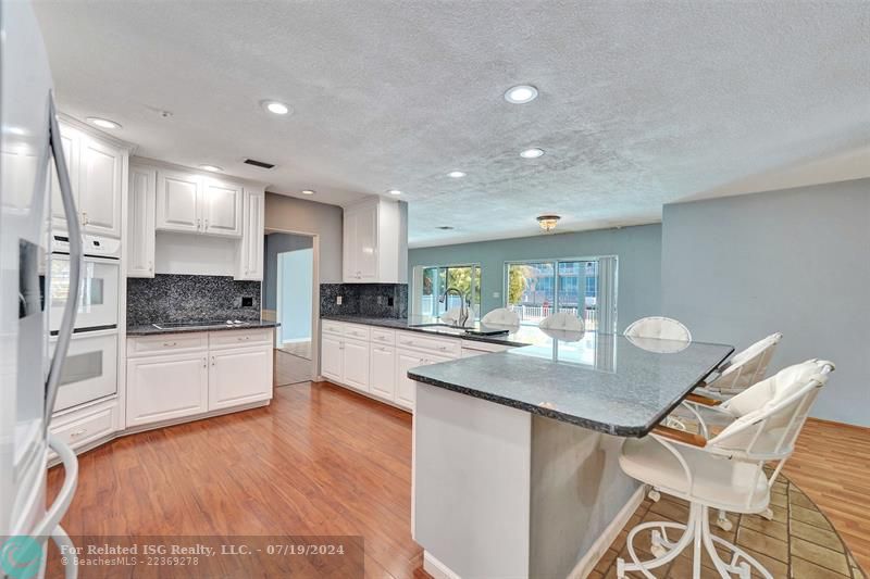 Spacious family kitchen for entertaining!