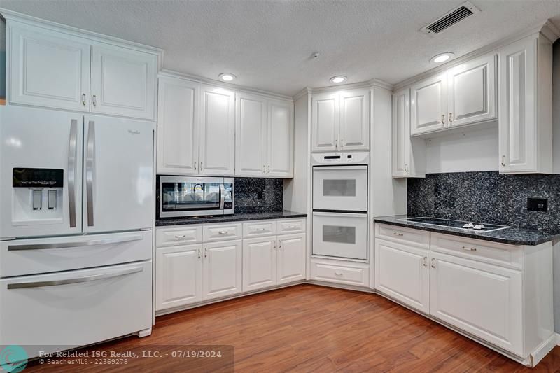 Spacious family kitchen for entertaining!