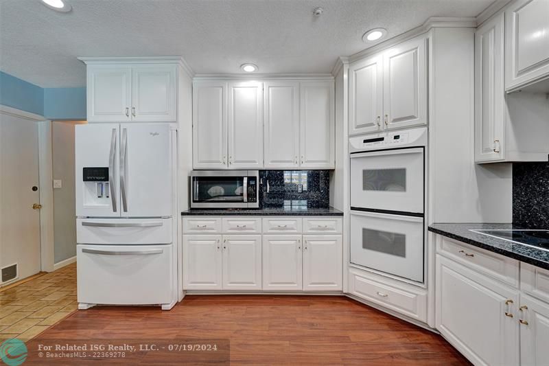 Spacious family kitchen for entertaining!